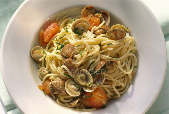 Спагетти с моллюсками и помидорами — стоковое фото