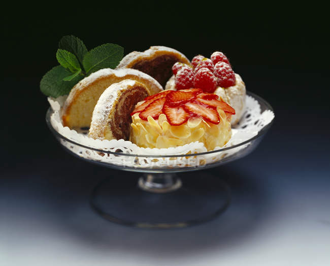 Два маленьких пирога с ягодами — стоковое фото