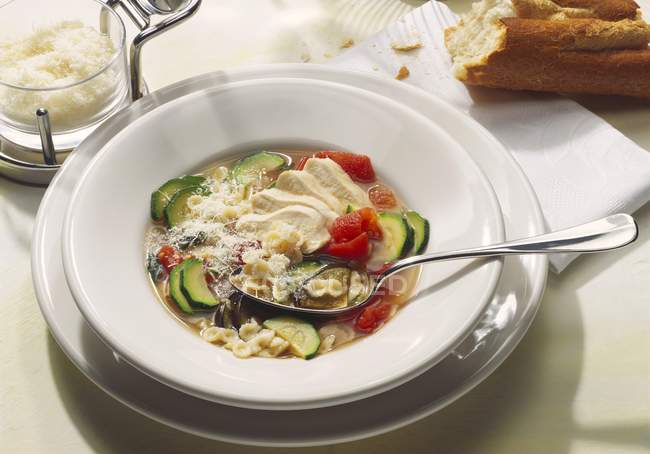 Sopa de legumes da Turquia em prato branco com colher — Fotografia de Stock