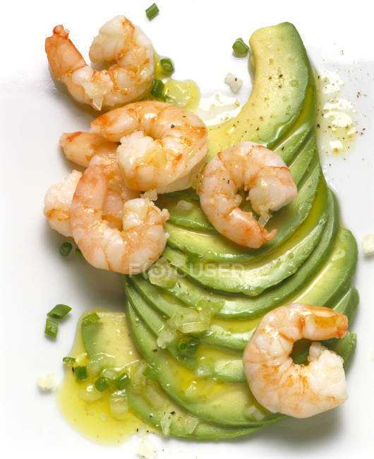 Sliced Avocado with cooked Shrimps — Stock Photo
