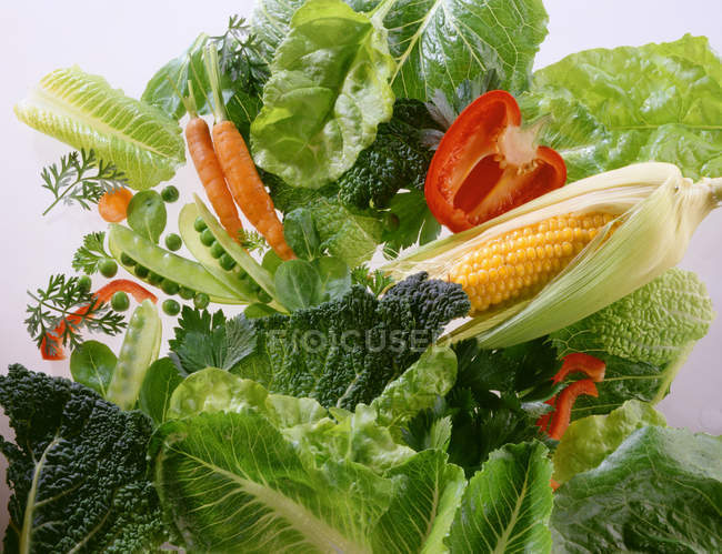 Legumes e folhas de salada — Fotografia de Stock