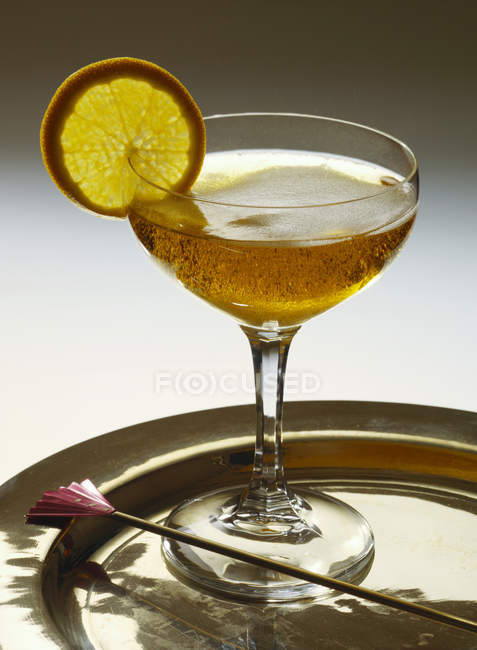 Champagner-Cocktail mit Orangenscheibe — Stockfoto