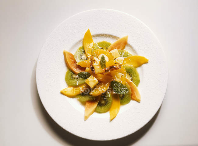 Крупним планом вид на тропічний фруктовий салат на тарілці — стокове фото