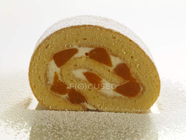 Sponge roll with mandarin oranges — Stock Photo