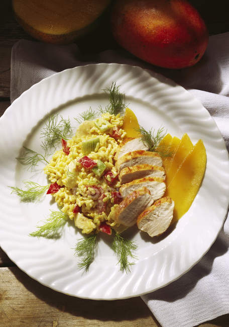 Салат з каррі рисом з куркою — стокове фото