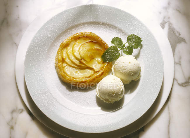 Маленький яблочный пирог — стоковое фото