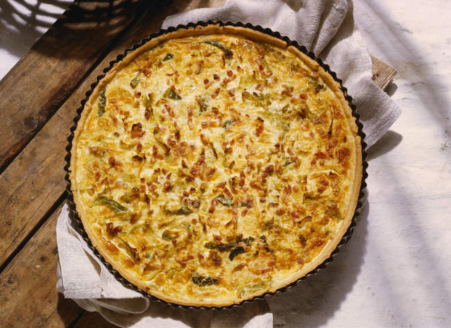 Savoy and bacon quiche — Stock Photo