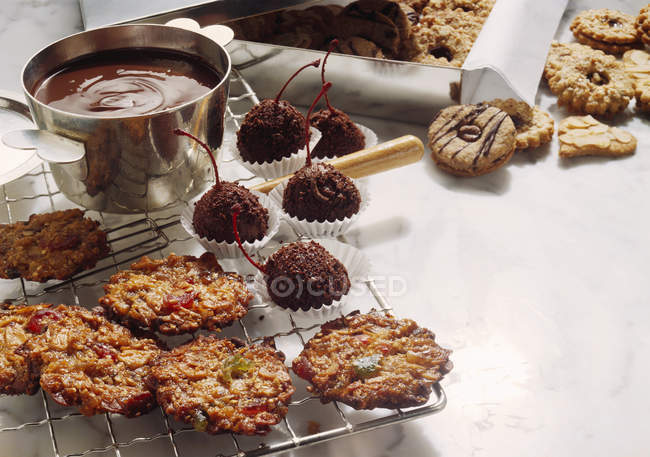 Pralinas, Cookies e Chocolate — Fotografia de Stock