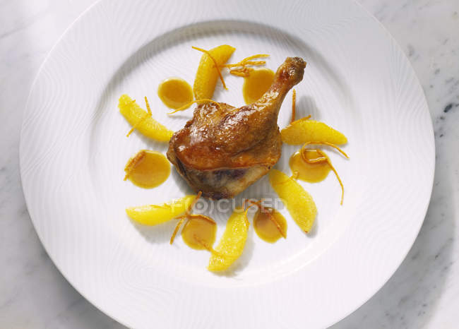 Gamba di anatra arrosto con salsa all'arancia — Foto stock