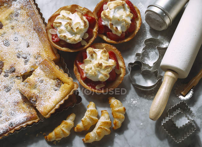 Strawberry tartlets on tray — Stock Photo