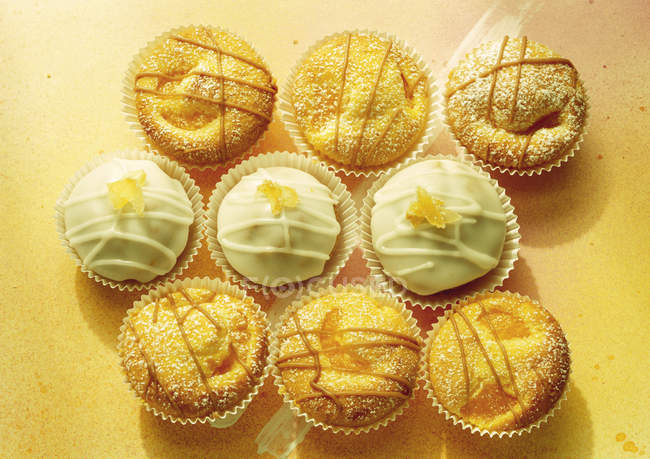 Cupcake assortiti sul tavolo — Foto stock