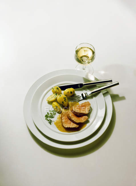 Свинина с соусом хереса и картошкой — стоковое фото
