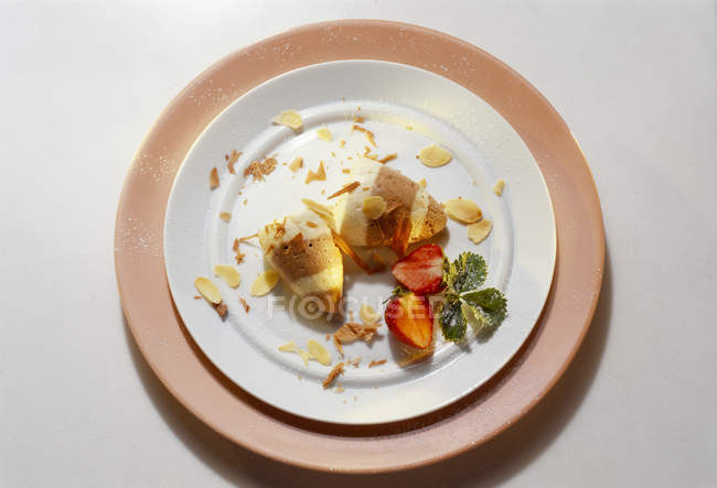 Mousse di marzapane e torrone sul piatto — Foto stock