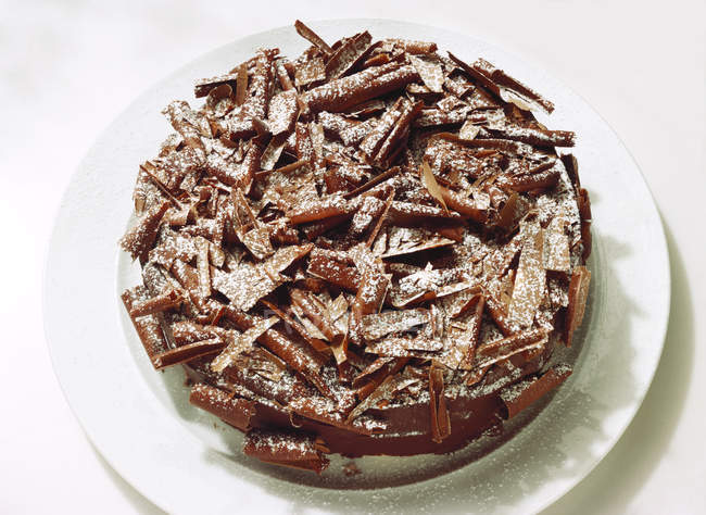 Closeup view of Black-and-White Torte with chocolate crumbles — Stock Photo