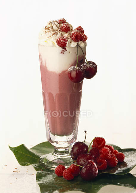 Milkshake doce com frutas — Fotografia de Stock