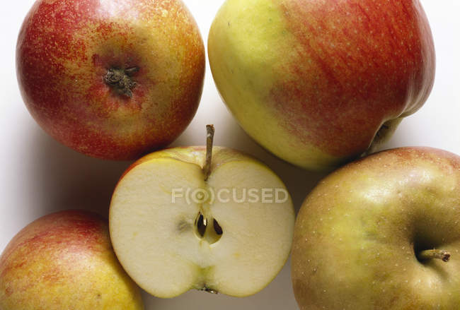 Целые и полтора яблока — стоковое фото