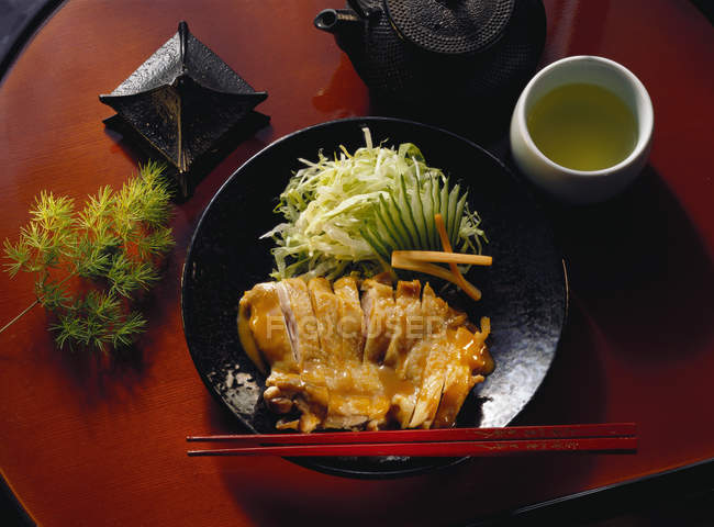 Vista superior del pollo Soya-Mirin con col china - foto de stock