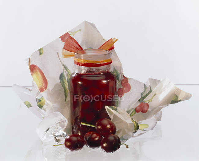 Engarrafamento de cereja em jarra — Fotografia de Stock