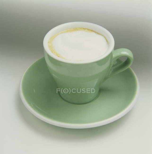 Vue rapprochée de Capuccino dans une tasse verte — Photo de stock