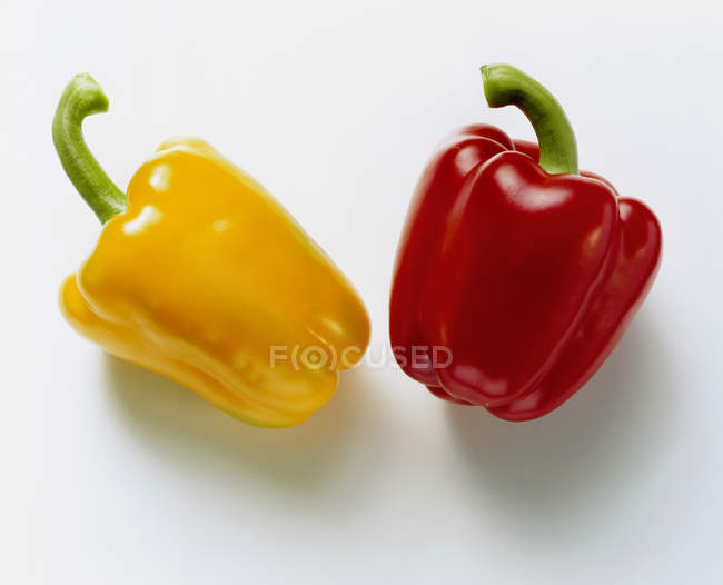 Red and yellow bell peppers — Stock Photo