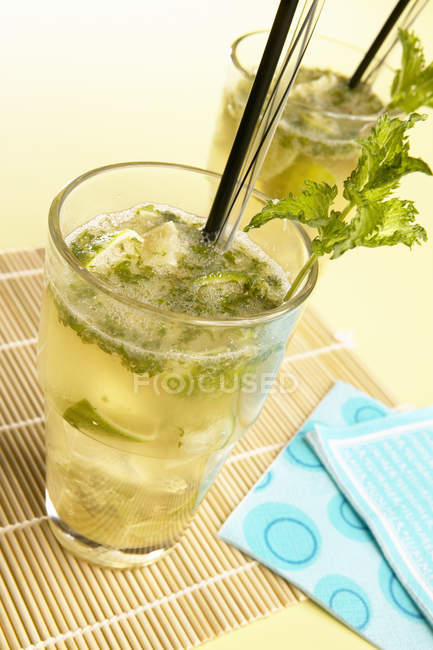 Mojito cocktaisl in glasses — Stock Photo