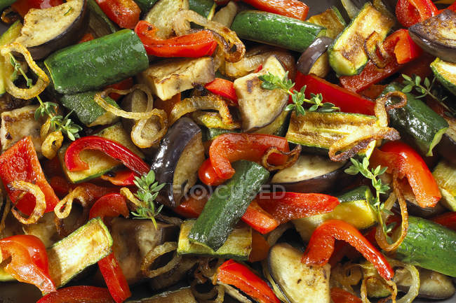Кольорові смажені овочі в тарілці, повна рамка — стокове фото