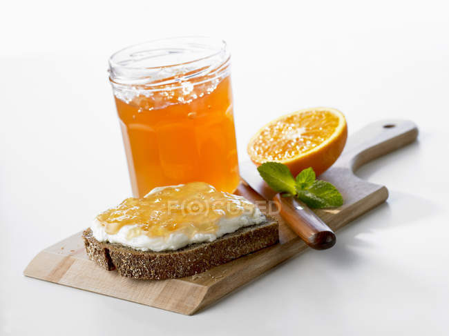 Geleia de laranja em pão — Fotografia de Stock