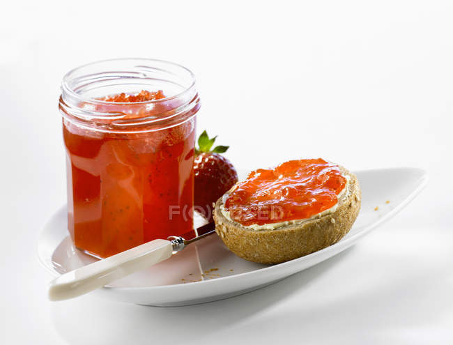 Strawberry jam on bread — Stock Photo