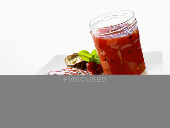 Strawberry jam on bread — Stock Photo