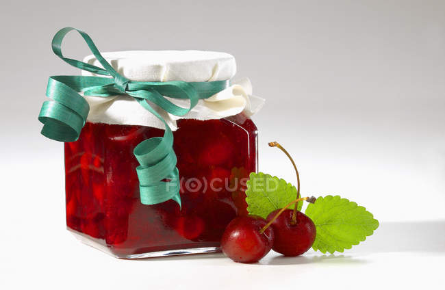 Engarrafamento de cereja em jarra — Fotografia de Stock
