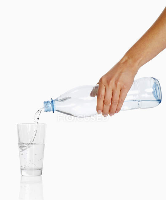 Versando acqua mano femminile — Foto stock