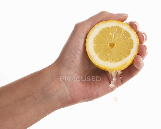 Mão espremendo limão — Fotografia de Stock