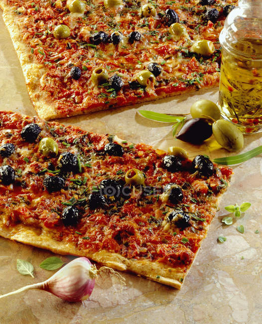 Pizza con aceitunas verdes y negras - foto de stock