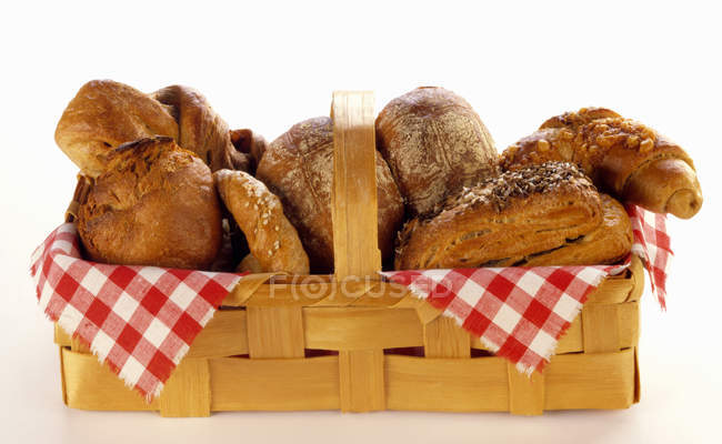 Basket with pretzels and bread rolls — Stock Photo