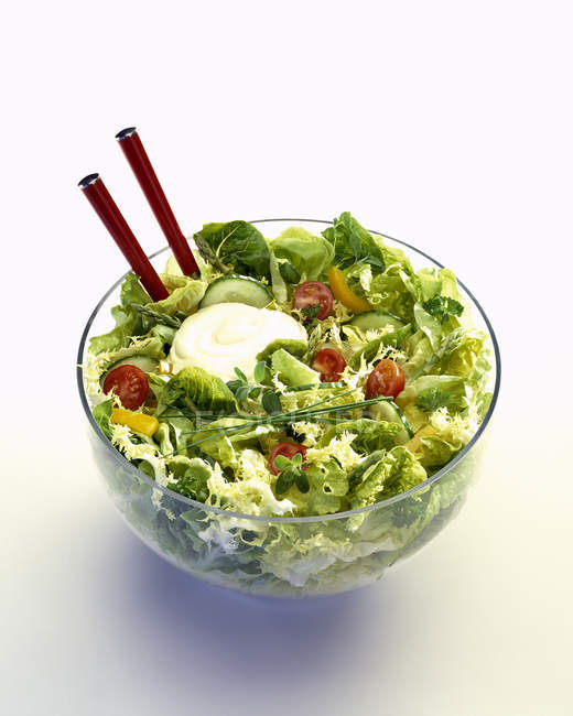 Uma tigela de salada verde com tomates, pimentas e maionese em fundo branco — Fotografia de Stock