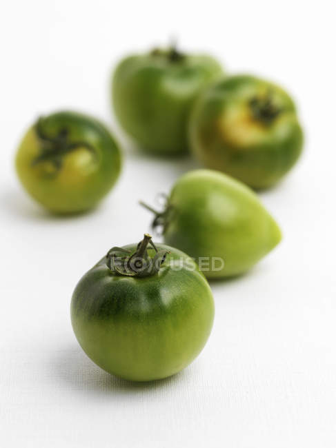 Cinco tomates verdes - foto de stock