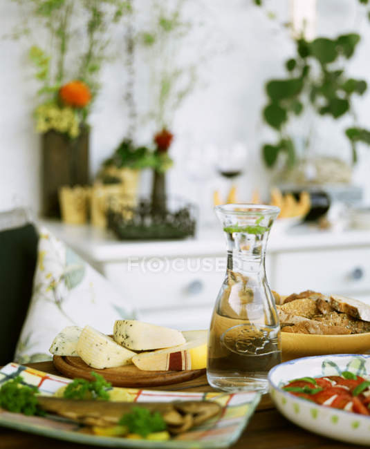 Хлеб и томатный салат — стоковое фото