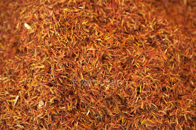 Especia de azafrán en un montón - foto de stock