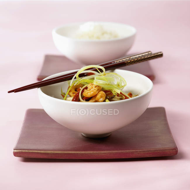 Chinese stir-fry with shrimps — Stock Photo