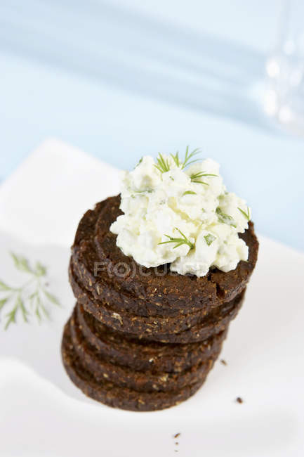 Closeup view of a piled Pumpernickel rounds with herb quark — Stock Photo