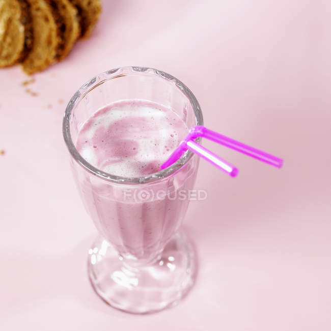 Ягоди в склянці з соломинками — стокове фото