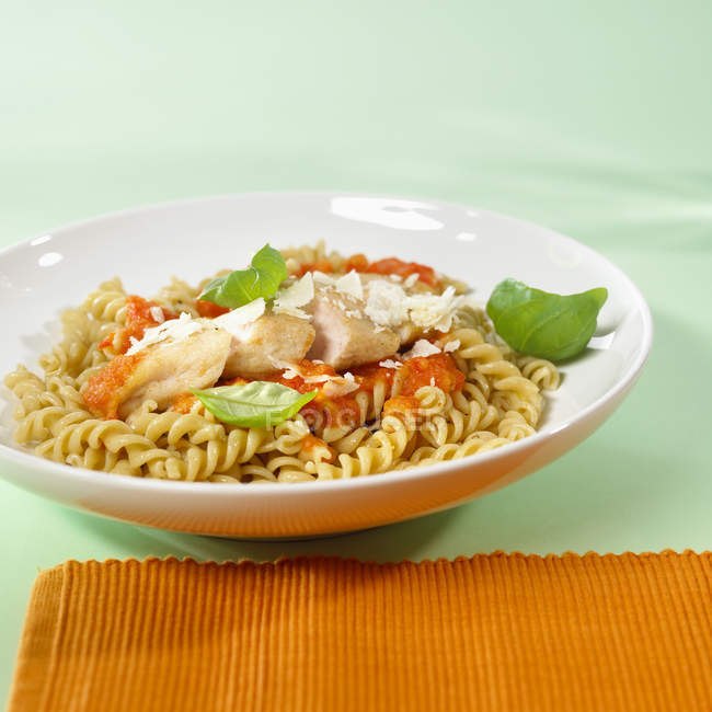 Wholemeal noodles with turkey — Stock Photo