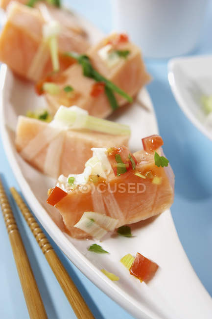 Primo piano vista del piatto Ceviche con pesce crudo marinato, erbe e verdure — Foto stock