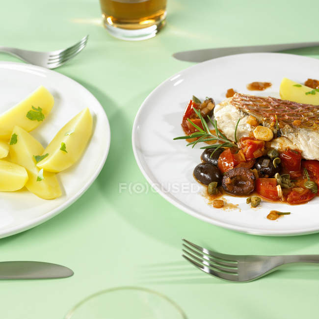 Filete de pescado con verduras mixtas - foto de stock