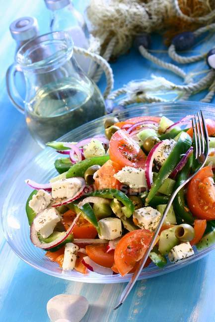 Salade grecque sur assiette — Photo de stock