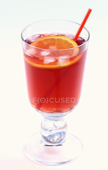 Коктейль с джином и вишневым соком — стоковое фото