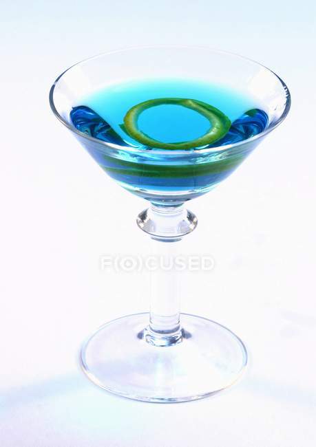 Blauer Curaçao-Cocktail mit Zitronenring — Stockfoto