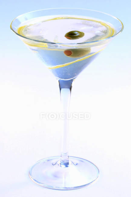 Martini com azeitona em vidro elegante — Fotografia de Stock