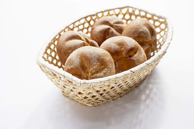 Panier avec cinq rouleaux de pain — Photo de stock