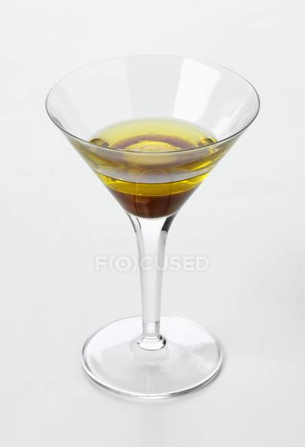 Vista da vicino del cocktail Prairie Oyster in vetro su superficie bianca — Foto stock